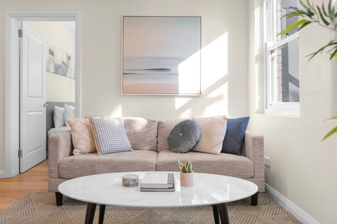 Urban Rest - The Seymour - Go Out 0