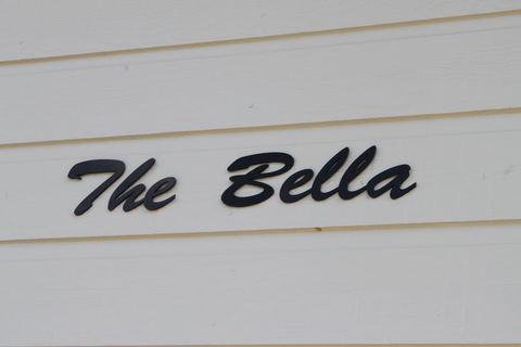 Valley Cabins By The Creek - Pubs and Clubs 1