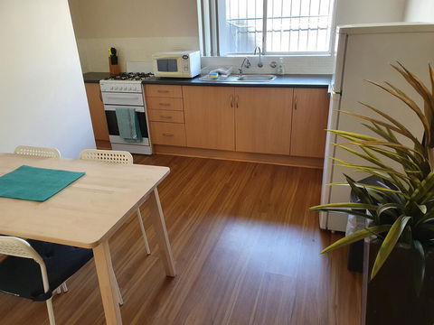 Value 2 Bed Villa Close To QEH + Airport + City + Beach - Pubs and Clubs 3