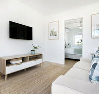 Ventura Beach Motel - 1 Bedroom - Pubs and Clubs