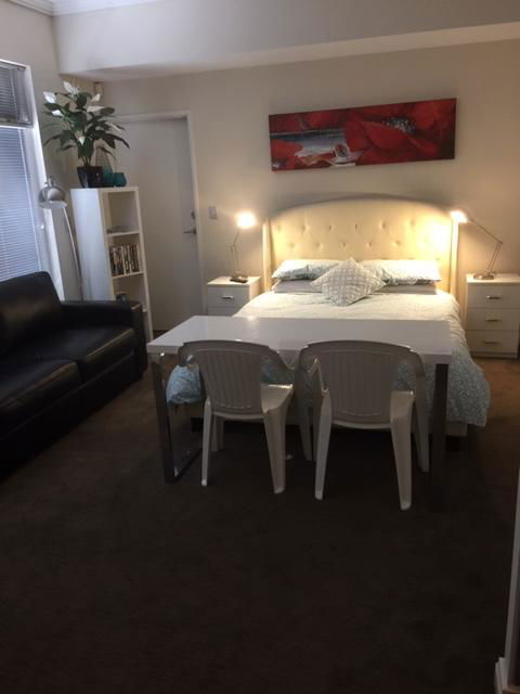 Venetian Canal 1 Bedroom Apartment - Pubs and Clubs 3