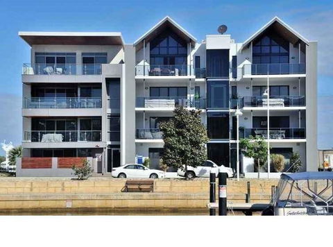 Venetian Canal 1 Bedroom Apartment - Pubs and Clubs 0