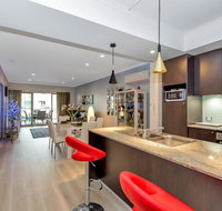 Venetian Canal Apartment-Close to Beaches and Marina - Pubs and Clubs