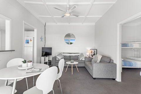 Victoria Parade, 29A - Pubs and Clubs 2