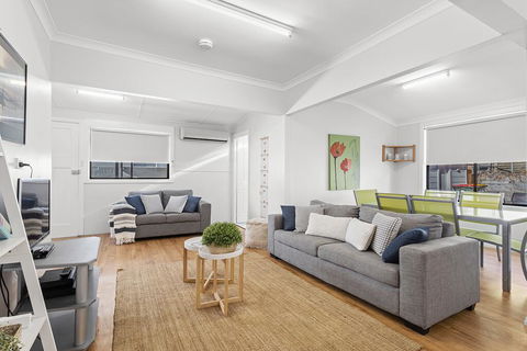 Victoria Parade, 29B - Pubs and Clubs 0