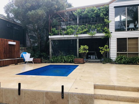 Victorian Beach House - Pubs and Clubs 3