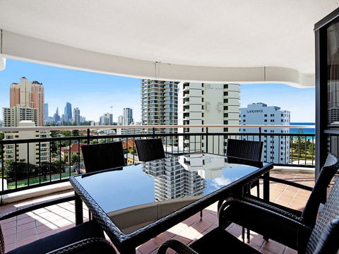 Victoria Square 2 Bed Ocean View Broadbeach - Pubs and Clubs 1