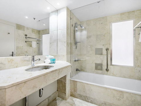 View - In Heart Of Surfers Paradise - Pubs and Clubs 2