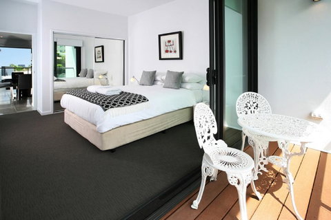 Views From Red Hill - Modern And Spacious Split-Level Executive 3BR Red Hill Apartment Close To CBD - Pubs and Clubs 3