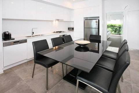 Views From Red Hill - Modern And Spacious Split-Level Executive 3BR Red Hill Apartment Close To CBD - Pubs and Clubs 1
