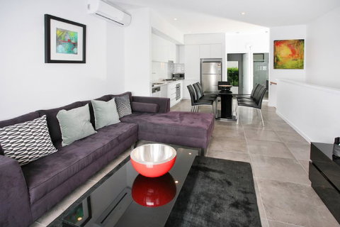 Views From Red Hill - Modern And Spacious Split-Level Executive 3BR Red Hill Apartment Close To CBD - Pubs and Clubs 0