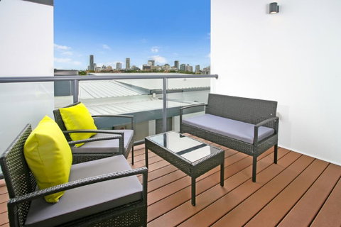 Views From Red Hill - Modern And Spacious Split-Level Executive 3BR Red Hill Apartment Close To CBD - Pubs and Clubs 2