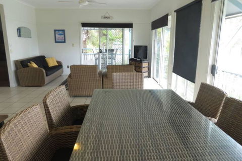 Villa 31 At Tangalooma Resort - Pubs and Clubs 3