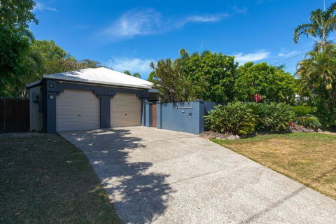 Villa Blue - Pubs and Clubs 1