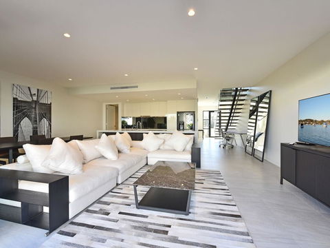 Villa Capri Waterside At Trinity Point - Pubs and Clubs 1