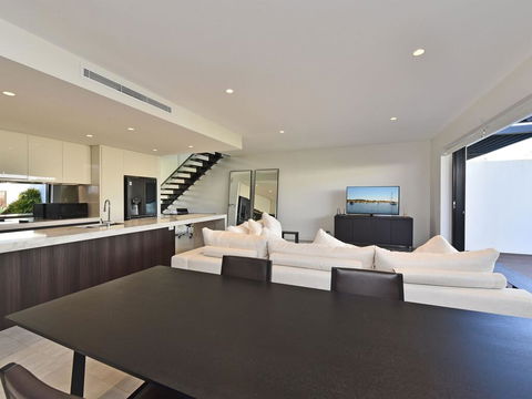 Villa Capri Waterside At Trinity Point - Pubs and Clubs 3