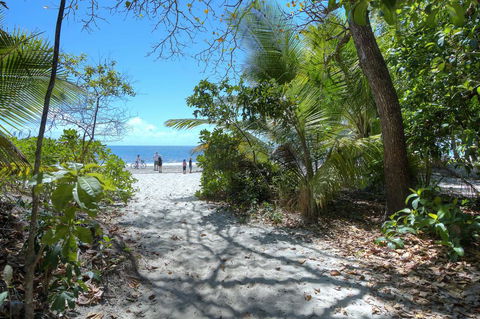 Villa Del Mar - Port Douglas - Pubs and Clubs 1