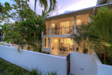 Villa Del Mar - Port Douglas - Pubs and Clubs 2