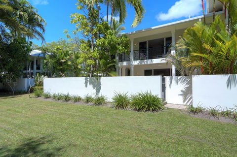 Villa Del Mar - Port Douglas - Pubs and Clubs 0