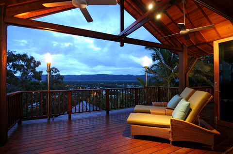 Villa Empat Puluh Dua - Pubs and Clubs 1