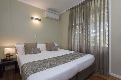 Villa Frangipani - Pubs and Clubs 3