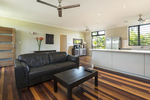 Villa Frangipani - Pubs and Clubs 2