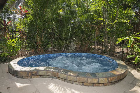 Villa Frangipani - Pubs and Clubs 1