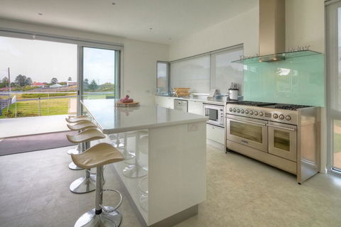 Villa Moyne - Located In A Quiet Cul De Sac And Designed For Beach Families - Pubs and Clubs 1