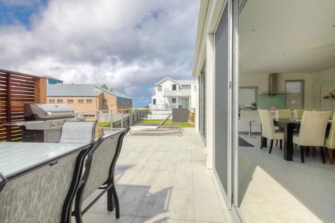 Villa Moyne - Located In A Quiet Cul De Sac And Designed For Beach Families - Pubs and Clubs 2