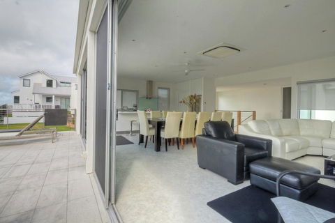 Villa Moyne - Located In A Quiet Cul De Sac And Designed For Beach Families - Pubs and Clubs 3