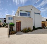 Villa Moyne - located in a quiet cul de sac and designed for beach families - Pubs and Clubs
