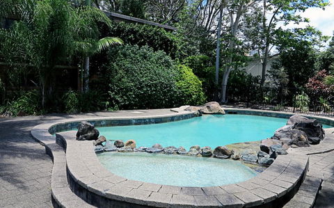 Villa Noosa Hotel - Pubs and Clubs 2