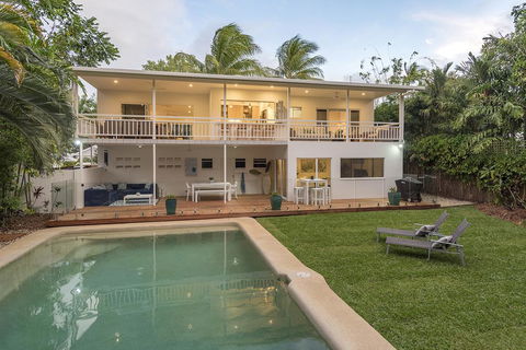 Villa Sorrento - Luxury Holiday Home - Pubs and Clubs 1