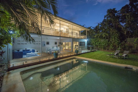 Villa Sorrento - Luxury Holiday Home - Pubs and Clubs 2
