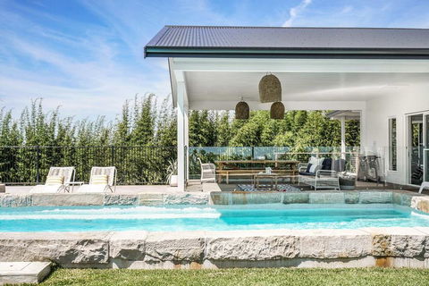 Villa St Helena - Pubs and Clubs 3