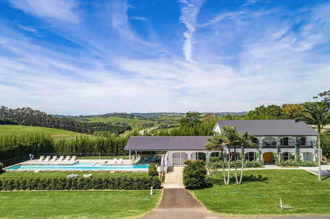 Villa St Helena - Pubs and Clubs 2