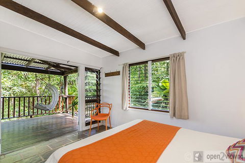 Villa Zena - Pubs and Clubs 3