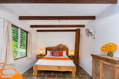 Villa Zena - Pubs and Clubs 1