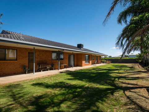 Vineyard Retreat Mildura - Pubs and Clubs 2