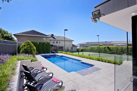 Vue De La Mer Luxury Family Retreat With Tennis Court, Pool, Spa, Water Views - Pubs and Clubs 0