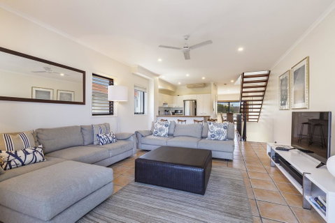 Wake Up To Ocean Views In Stylish Comfort - Go Out 1