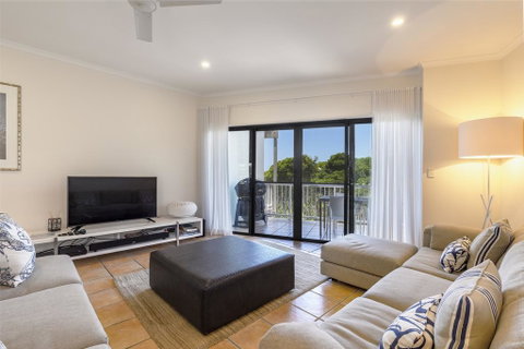 Wake Up To Ocean Views In Stylish Comfort - Go Out 2
