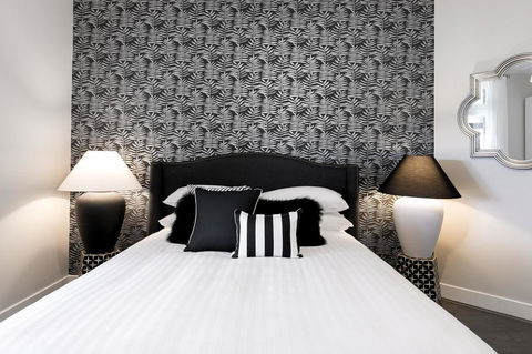 Walk Everywhere In The City From A Historic Home - Pubs and Clubs 0