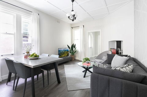 Walk Everywhere In The City From A Historic Home - Pubs and Clubs 1