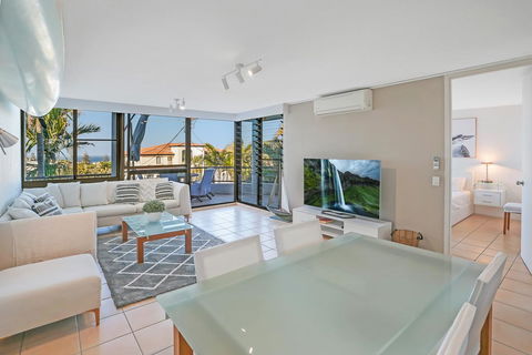 Walk To The Beach, Sunshine Beach - Pubs and Clubs 3