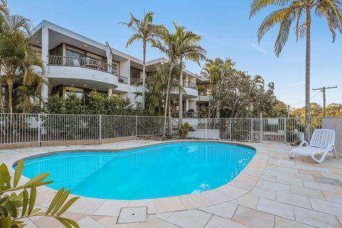 Walk To The Beach, Sunshine Beach - Pubs and Clubs 1