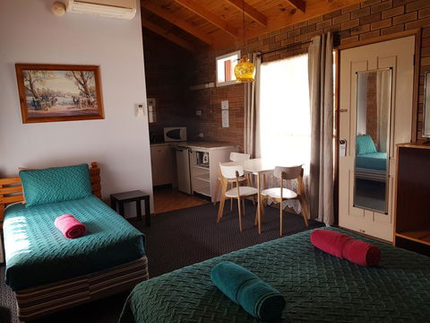 Walkabout Motel - Pubs and Clubs 2