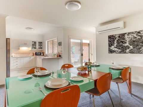 Walling-Clifton Gardens - Backing Onto Golf Course - Pubs and Clubs 3