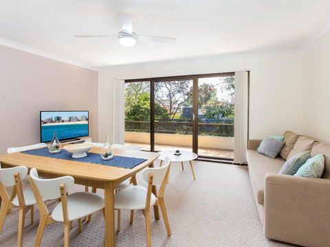 Wallis Court 5 - Pubs and Clubs 0