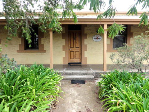 Walnut Cottage - Pubs and Clubs 0